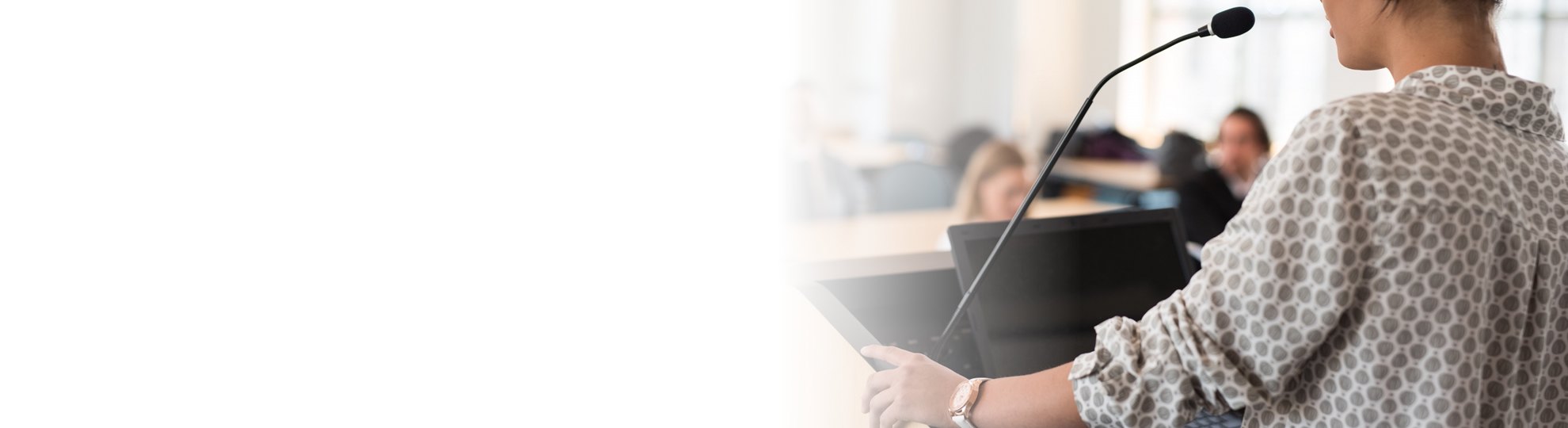 女性に対する暴力の根絶を目指す 「我慢するのがふつうのことなのかな…」知っていますかDVのこと。一人で悩まないで、まずは電話でご相談ください。ウィメンズネット函館 0138-33-2110 受付時間　毎週月~金10:00~17:00